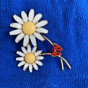 Vintage Daisy pin with red butterfly